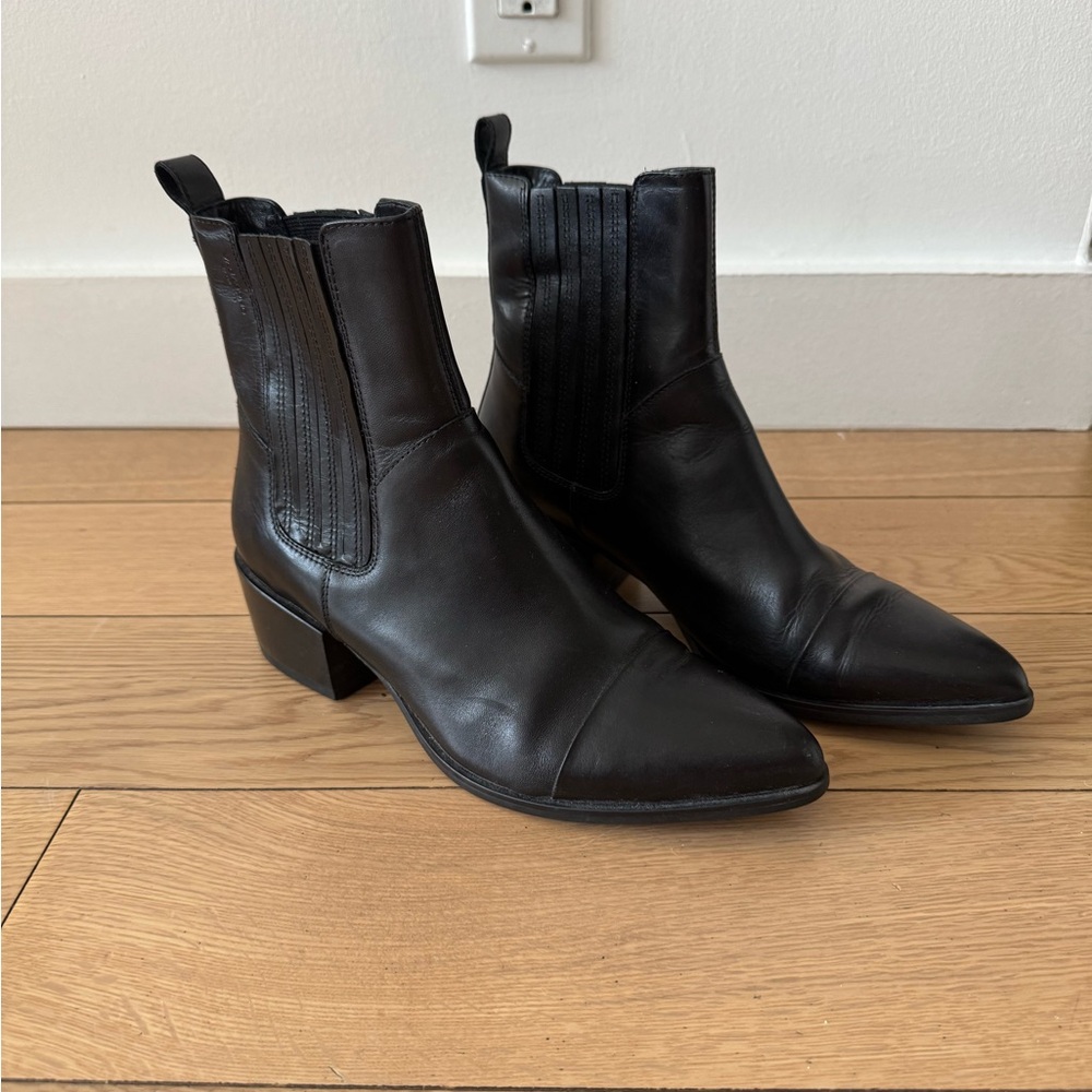 Vagabond Black Ankle Booties Sleek Design